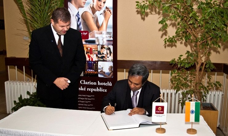 INDICKÝ VELVYSLANEC PODĚKOVAL OSTRAVSKÉMU CLARIONU ZÁPISEM DO PAMĚTNÍ KNIHY